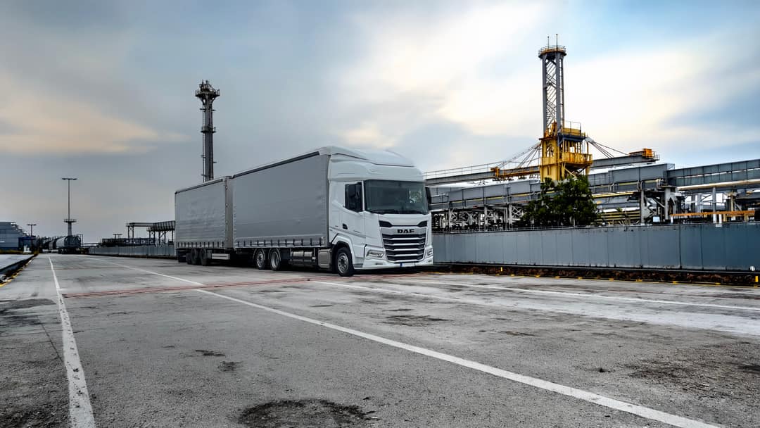 Velkoobjemová souprava DAF XF s přívěsem společnosti PeDyTrans